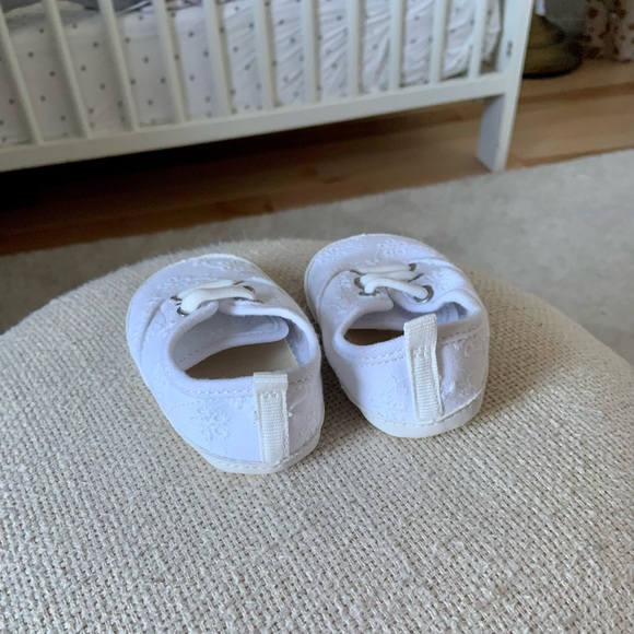 NWOT Baby GAP eyelet white shoes 6-12 months - Picture 4 of 5